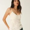 Łatwa w noszeniu koszulka babydoll z odkrytymi ramionami w stylu haftu igłowego Łatwa w noszeniu koszulka babydoll z odkrytymi ramionami w stylu haftu igłowego