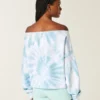 Łatwa w wykonaniu bluza z podwójnymi odkrytymi ramionami w stylu tie-dye Łatwa w wykonaniu bluza z podwójnymi odkrytymi ramionami w stylu tie-dye