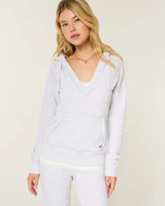 Bluza z kapturem i dekoltem w serek
