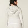 Bluza z kapturem i zamkiem błyskawicznym Gilly Hicks z falistym wykończeniem Bluza z kapturem i zamkiem błyskawicznym Gilly Hicks z falistym wykończeniem