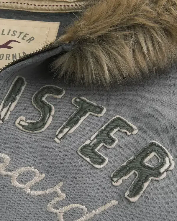Bluza z kapturem i zamkiem błyskawicznym, z grafiką logo i wykończeniem ze sztucznego futra Bluza z kapturem i zamkiem błyskawicznym, z grafiką logo i wykończeniem ze sztucznego futra