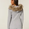 Bluza z kapturem i zamkiem błyskawicznym z logo i wykończeniem ze sztucznego futra Bluza z kapturem i zamkiem błyskawicznym z logo i wykończeniem ze sztucznego futra