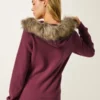 Bluza z kapturem i zamkiem błyskawicznym z logo i wykończeniem ze sztucznego futra Bluza z kapturem i zamkiem błyskawicznym z logo i wykończeniem ze sztucznego futra