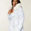 Bluza z kapturem w kamuflażu z zamkiem błyskawicznym i wykończeniem ze sztucznego futra Bluza z kapturem w kamuflażu z zamkiem błyskawicznym i wykończeniem ze sztucznego futra