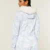Bluza z kapturem w kamuflażu z zamkiem błyskawicznym i wykończeniem ze sztucznego futra Bluza z kapturem w kamuflażu z zamkiem błyskawicznym i wykończeniem ze sztucznego futra
