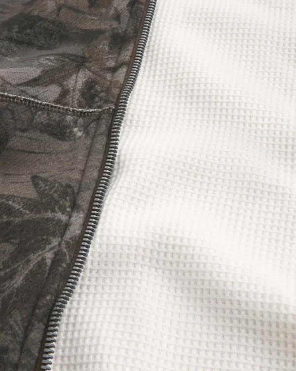Bluza z kapturem z podszewką termiczną w kamuflażu Bluza z kapturem z podszewką termiczną w kamuflażu