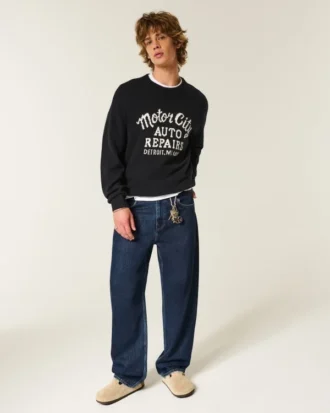 Ciemne jeansy typu skater baggy