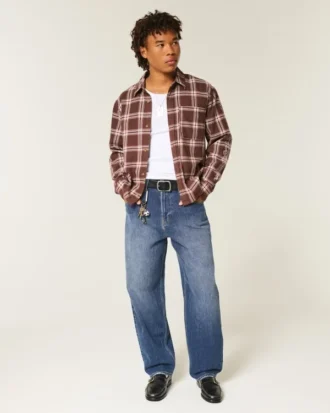 Ciemne jeansy typu skater baggy
