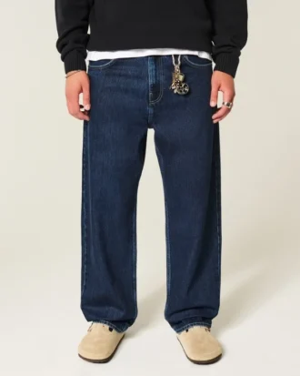 Ciemne jeansy typu skater baggy