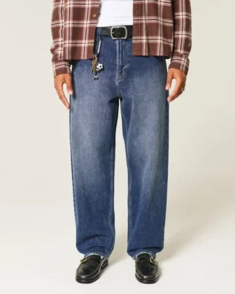 Ciemne jeansy typu skater baggy