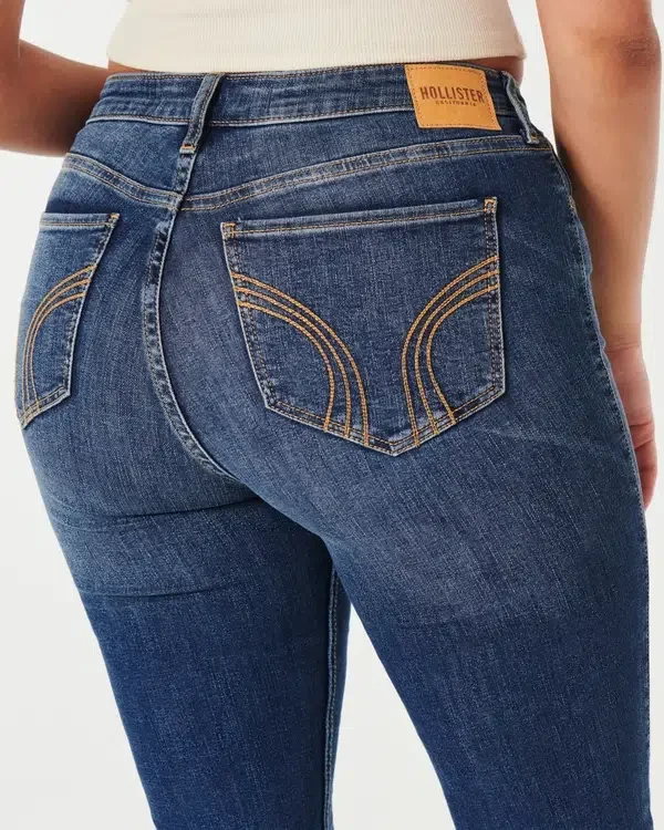 Dżinsy bootcut o średnim stanie i średnim odcieniu Dżinsy bootcut o średnim stanie i średnim odcieniu
