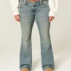 Dżinsy bootcut z niskim stanem, haftem motyla i średnim wypraniem Dżinsy bootcut z niskim stanem, haftem motyla i średnim wypraniem
