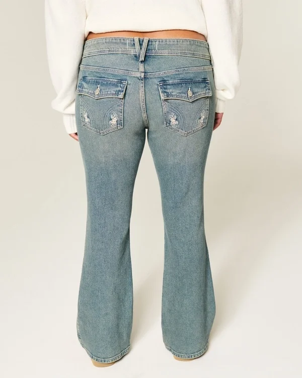 Dżinsy bootcut z niskim stanem, haftem motyla i średnim wypraniem Dżinsy bootcut z niskim stanem, haftem motyla i średnim wypraniem