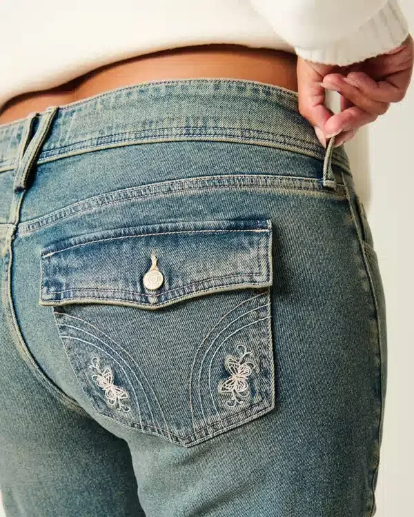 Dżinsy bootcut z niskim stanem, haftem motyla i średnim wypraniem Dżinsy bootcut z niskim stanem, haftem motyla i średnim wypraniem
