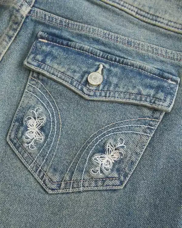 Dżinsy bootcut z niskim stanem, haftem motyla i średnim wypraniem Dżinsy bootcut z niskim stanem, haftem motyla i średnim wypraniem
