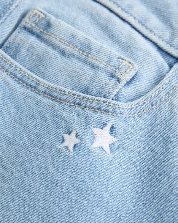 Dżinsy bootcut z niskim stanem i haftem w kształcie gwiazdy Dżinsy bootcut z niskim stanem i haftem w kształcie gwiazdy