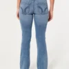 Dżinsy bootcut z niskim stanem i średnim wypraniem Dżinsy bootcut z niskim stanem i średnim wypraniem