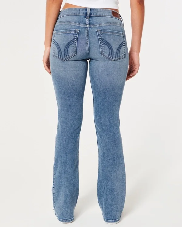 Dżinsy bootcut z niskim stanem i średnim wypraniem Dżinsy bootcut z niskim stanem i średnim wypraniem