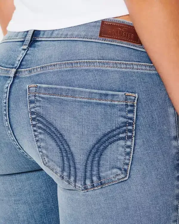 Dżinsy bootcut z niskim stanem i średnim wypraniem Dżinsy bootcut z niskim stanem i średnim wypraniem