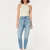 Dżinsy mom jeans o wysokim stanie i średnim odcieniu Dżinsy mom jeans o wysokim stanie i średnim odcieniu