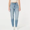 Dżinsy mom jeans o wysokim stanie i średnim odcieniu Dżinsy mom jeans o wysokim stanie i średnim odcieniu