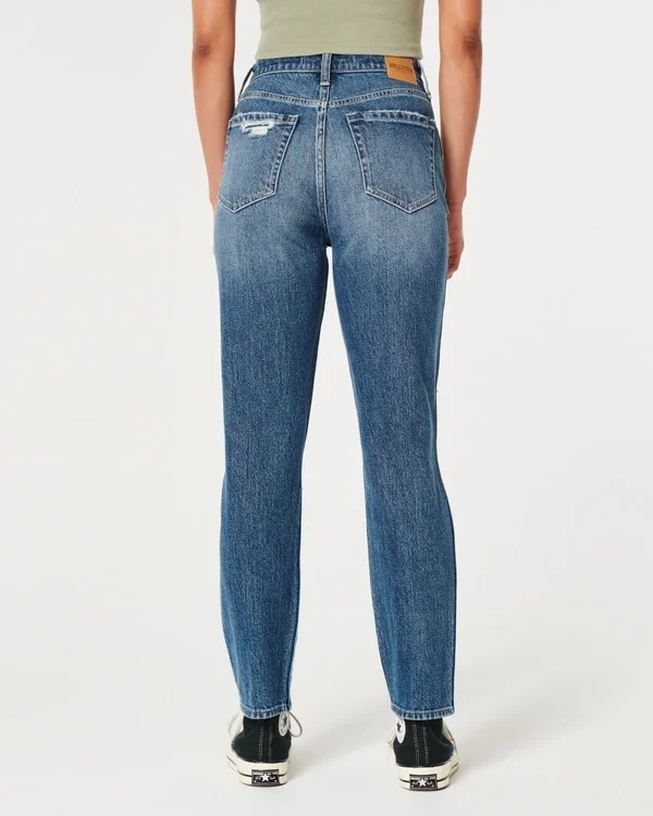 Dżinsy typu mom jeans z bardzo wysokim stanem, przetarciami i średnim wybarwieniem Dżinsy typu mom jeans z bardzo wysokim stanem, przetarciami i średnim wybarwieniem