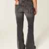 Dżinsy z bardzo niskim stanem, czarne, z rozszerzanymi nogawkami Dżinsy z bardzo niskim stanem, czarne, z rozszerzanymi nogawkami