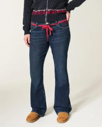 Dżinsy z niskim stanem, ciemnym wybarwieniem i czerwonymi sznurkami w pasie, o kroju bootcut