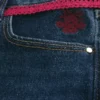 Dżinsy z niskim stanem, ciemnym wybarwieniem i czerwonymi sznurkami w pasie, o kroju bootcut Dżinsy z niskim stanem, ciemnym wybarwieniem i czerwonymi sznurkami w pasie, o kroju bootcut