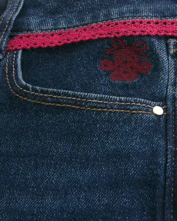Dżinsy z niskim stanem, ciemnym wybarwieniem i czerwonymi sznurkami w pasie, o kroju bootcut Dżinsy z niskim stanem, ciemnym wybarwieniem i czerwonymi sznurkami w pasie, o kroju bootcut