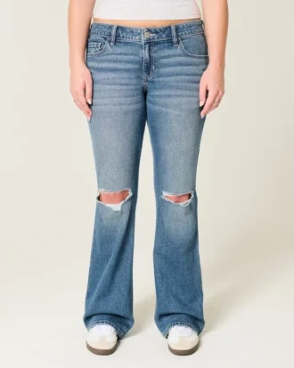 Dżinsy z niskim stanem, przetarciami i średnim wypraniem, o kroju bootcut