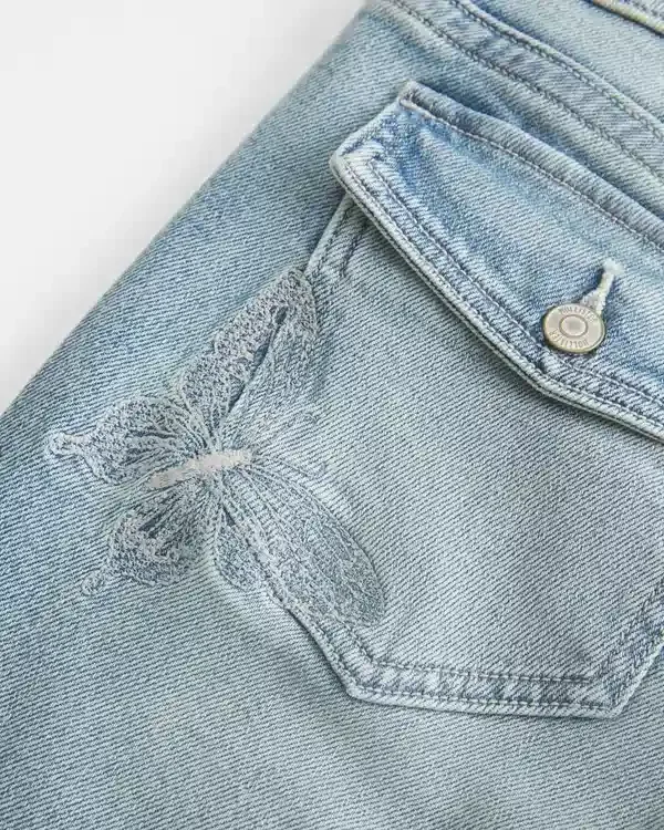 Dżinsy z niskim stanem, średnim odcieniem i haftowanym motylem, o kroju bootcut Dżinsy z niskim stanem, średnim odcieniem i haftowanym motylem, o kroju bootcut