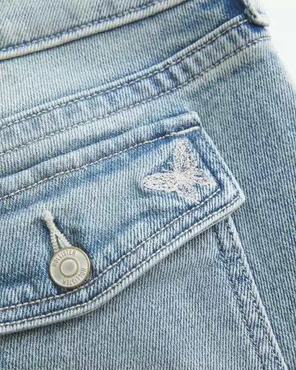 Dżinsy z niskim stanem, średnim odcieniem i haftowanym motylem, o kroju bootcut Dżinsy z niskim stanem, średnim odcieniem i haftowanym motylem, o kroju bootcut