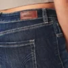 Dżinsy z wysokim stanem i ciemnym wykończeniem Dżinsy z wysokim stanem i ciemnym wykończeniem