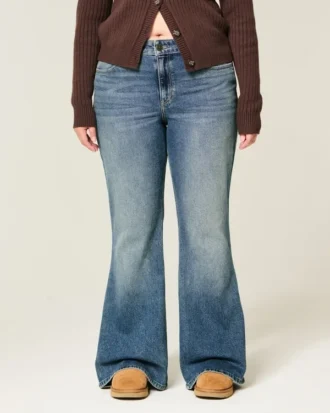 dżinsy z wysokim stanem i rozszerzanymi nogawkami w ciemnym kolorze