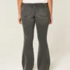 Dżinsy z wysokim stanem, prane, czarne, z haftem i rozszerzanymi nogawkami Dżinsy z wysokim stanem, prane, czarne, z haftem i rozszerzanymi nogawkami