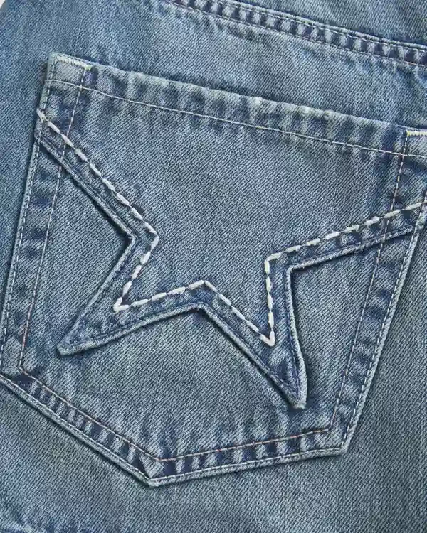 Haftowana mini spódniczka jeansowa z kieszenią w kształcie gwiazdy Haftowana mini spódniczka jeansowa z kieszenią w kształcie gwiazdy
