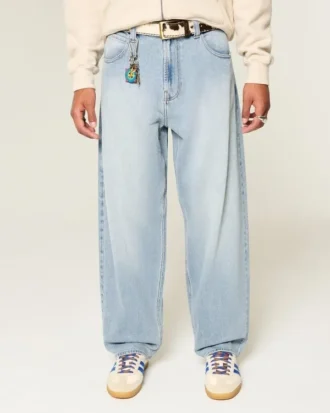 Haftowane jasne jeansy typu skater baggy