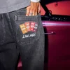 Hollister x Taco Bell Wyprane czarne jeansy z haftowanym nadrukiem Hollister x Taco Bell Wyprane czarne jeansy z haftowanym nadrukiem