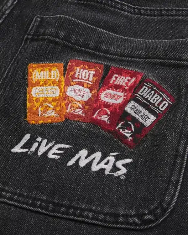 Hollister x Taco Bell Wyprane czarne jeansy z haftowanym nadrukiem Hollister x Taco Bell Wyprane czarne jeansy z haftowanym nadrukiem
