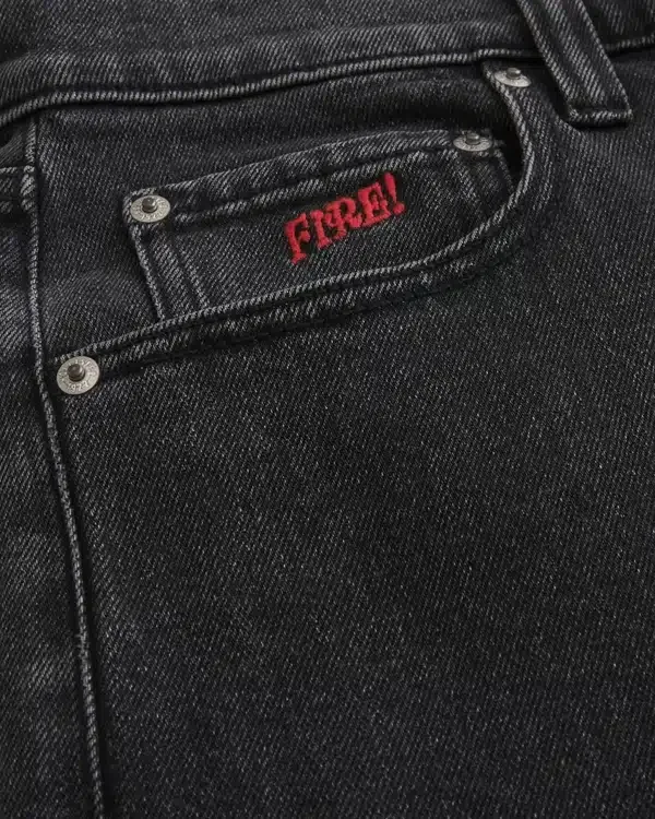 Hollister x Taco Bell Wyprane czarne jeansy z haftowanym nadrukiem Hollister x Taco Bell Wyprane czarne jeansy z haftowanym nadrukiem