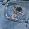 Jasne dżinsy z nadrukiem astronauty Super Baggy Jeans Jasne dżinsy z nadrukiem astronauty Super Baggy Jeans