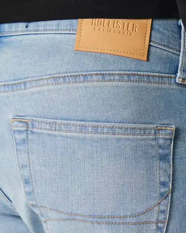 Jasne jeansy skinny o sportowym kroju Jasne jeansy skinny o sportowym kroju
