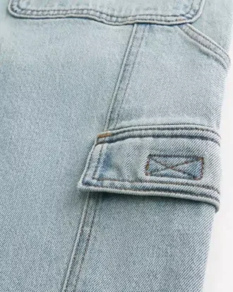 Jasne, luźne dżinsy typu baggy