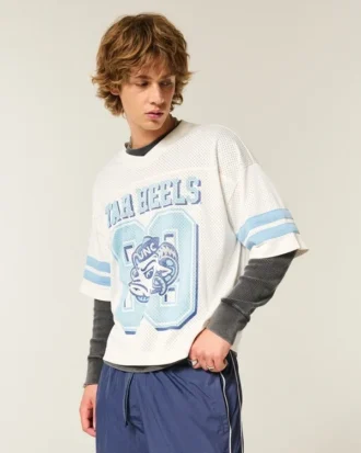 Koszulka futbolowa z grafiką Tar Heels Uniwersytetu Karoliny Północnej w Chapel Hill Koszulka futbolowa z grafiką Tar Heels Uniwersytetu Karoliny Północnej w Chapel Hill