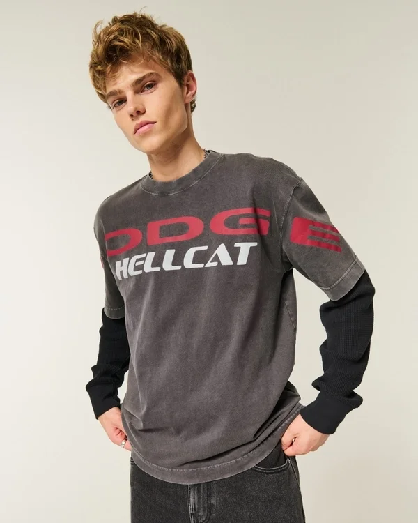 Koszulka z nadrukiem Dodge Hellcat, o prostym kroju i grubej dzianinie Koszulka z nadrukiem Dodge Hellcat, o prostym kroju i grubej dzianinie