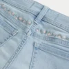 Krótkie spodenki jeansowe z haftowanym kwiatowym wzorem, o niskim stanie i dopasowanym kroju Krótkie spodenki jeansowe z haftowanym kwiatowym wzorem, o niskim stanie i dopasowanym kroju