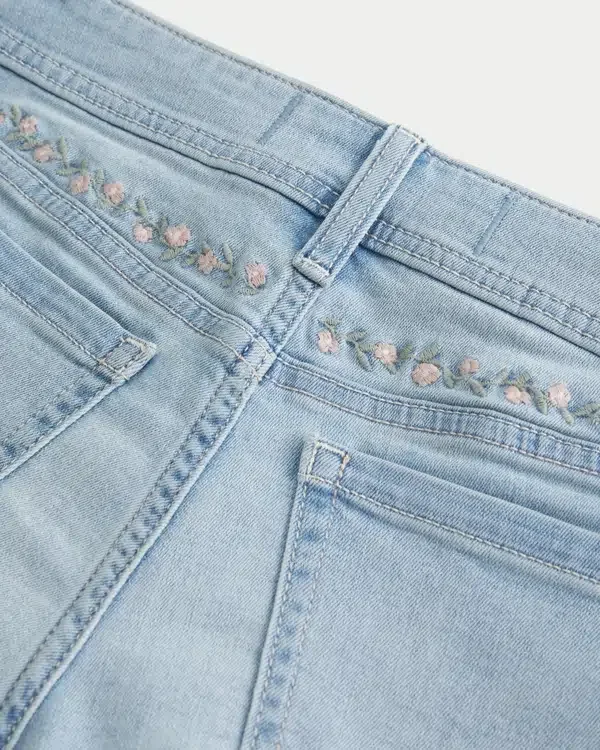 Krótkie spodenki jeansowe z haftowanym kwiatowym wzorem, o niskim stanie i dopasowanym kroju Krótkie spodenki jeansowe z haftowanym kwiatowym wzorem, o niskim stanie i dopasowanym kroju