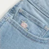 Krótkie spodenki jeansowe z haftowanym kwiatowym wzorem, o niskim stanie i dopasowanym kroju Krótkie spodenki jeansowe z haftowanym kwiatowym wzorem, o niskim stanie i dopasowanym kroju
