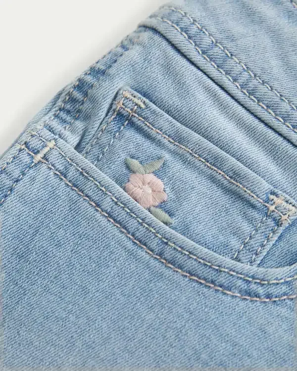 Krótkie spodenki jeansowe z haftowanym kwiatowym wzorem, o niskim stanie i dopasowanym kroju Krótkie spodenki jeansowe z haftowanym kwiatowym wzorem, o niskim stanie i dopasowanym kroju